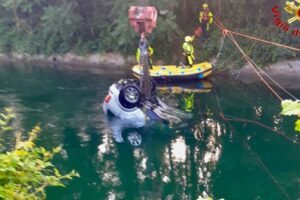 Senago, auto nel canale con nove giovani a bordo: arrestato il conducente dopo la tragedia