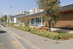 Spari davanti alla piscina di Seriate: almeno otto colpi esplosi, caccia ai responsabili
