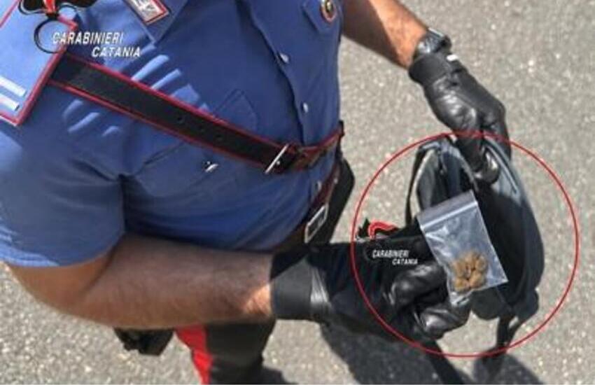 Aci Sant’Antonio, crack nel borsello e marijuana in casa: padre e figlio tentano di evitare il controllo dei carabinieri