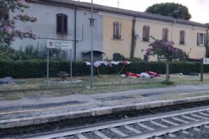 Cattolica, bivacco vicino ai binari della stazione: otto persone allontanate dalla polizia locale