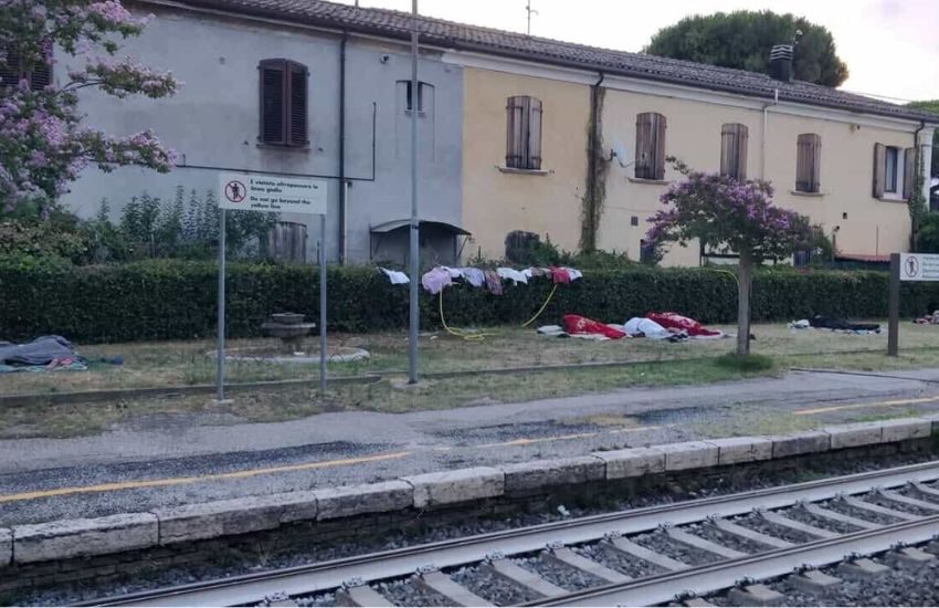 cattolica bivacco vicino ai binari della stazione otto persone allontanate dalla polizia locale da Dayitalianews.com cattolica bivacco vicino ai binari della stazione otto persone allontanate dalla polizia locale