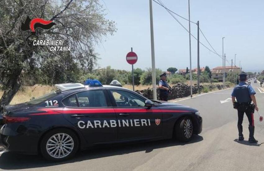 Santa Maria di Licodia, bimbo di 3 anni trovato solo per strada: carabinieri lo salvano, nei guai la madre