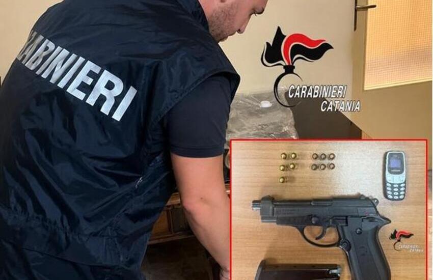 Catania, perquisizione per droga: nell’armadio spunta una pistola modificata, in carcere 21enne