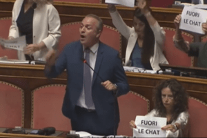 Caso Delmastro, la Camera boccia la richiesta dei pm sulle chat con Caroccia. I senatori del M5s occupano i banchi del governo