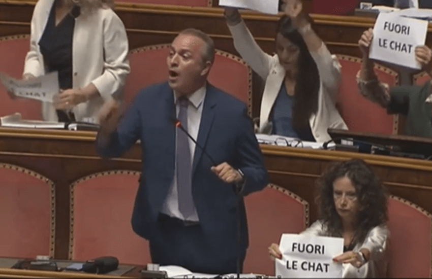 Caso Delmastro, la Camera boccia la richiesta dei pm sulle chat con Caroccia. I senatori del M5s occupano i banchi del governo