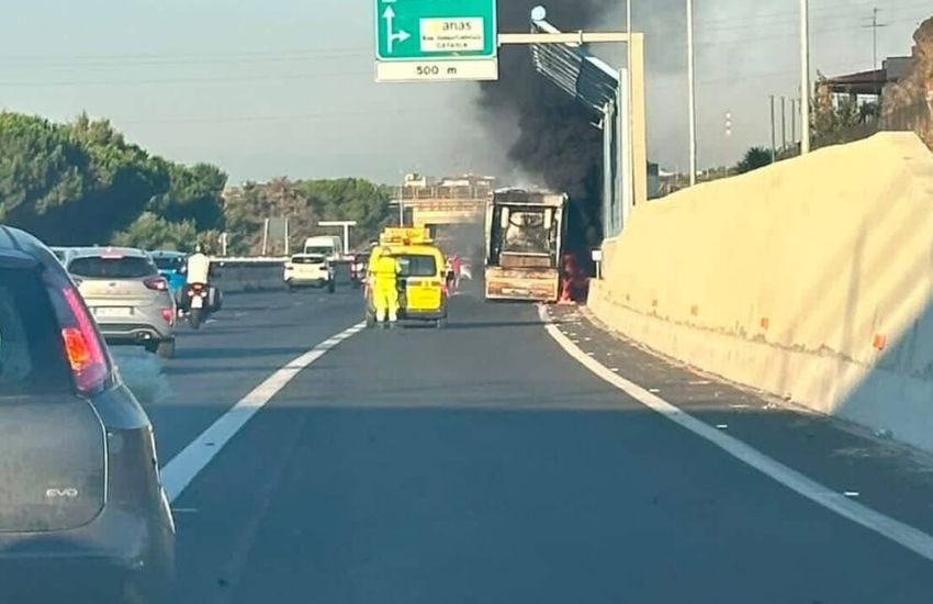 catania autocompattatore in fiamme sulla tangenziale traffico bloccato e lunghe code da Dayitalianews.com catania autocompattatore in fiamme sulla tangenziale traffico bloccato e lunghe code