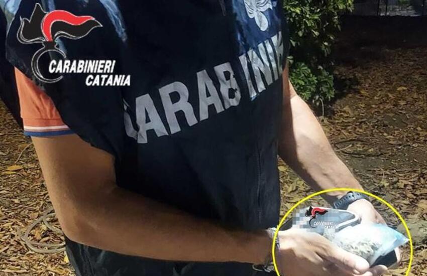 catania droga nascosta sul tetto di un chiosco 31enne arrestato dai carabinieri da Dayitalianews.com catania droga nascosta sul tetto di un chiosco 31enne arrestato dai carabinieri