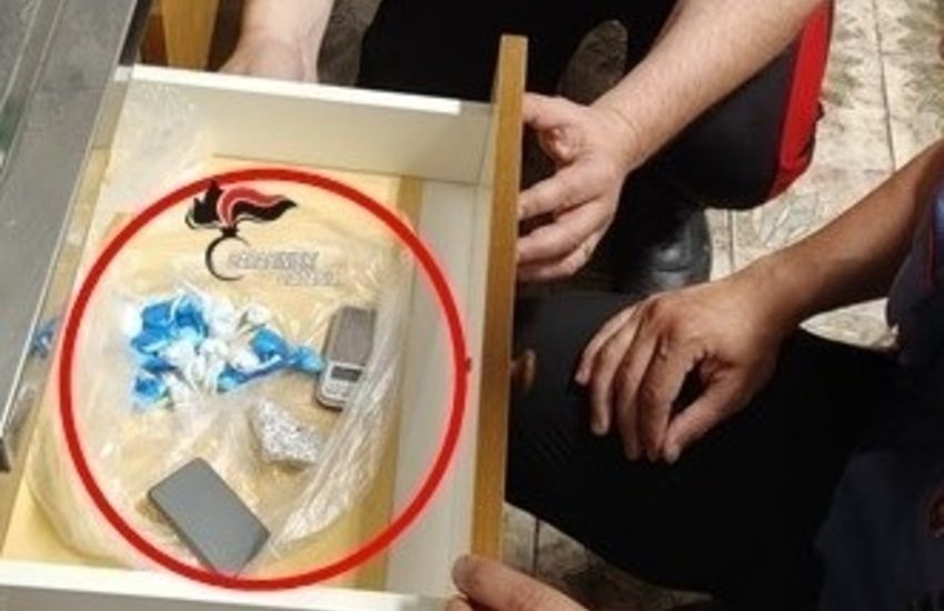catania blitz dei carabinieri contro lo spaccio arrestato un 21enne sequestrata cocaina e marijuana da Dayitalianews.com catania blitz dei carabinieri contro lo spaccio arrestato un 21enne sequestrata cocaina e marijuana