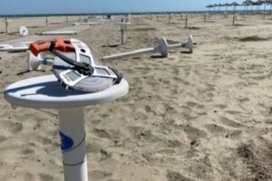 Lido Spina, doppio raid vandalico in uno stabilimento balneare: ombrelloni distrutti e lettini danneggiati