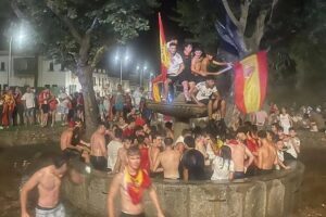 Festeggiamenti per il trionfo della Spagna ai Mondiali: muore un ragazzo di 13 anni dopo il crollo di una fontana