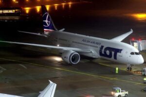 Malore a bordo, Boeing Lot Polish Airlines costretto ad atterrare d’emergenza a Malpensa
