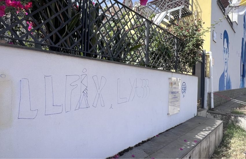 riposto denunciato un 31enne per imbrattamenti ai beni pubblici danneggiato anche il murale dedicato a franco battiato da Dayitalianews.com riposto denunciato un 31enne per imbrattamenti ai beni pubblici danneggiato anche il murale dedicato a franco battiato
