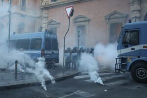 Bologna, protesta per la morte di Abderrahim Fakir: scontri in piazza e undici feriti