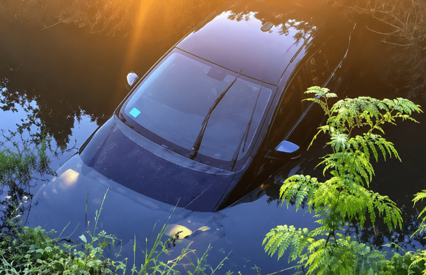 auto finisce in un canale a sezze maresciallo dei carabinieri salva la conducente da Dayitalianews.com auto finisce in un canale a sezze maresciallo dei carabinieri salva la conducente