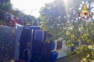Tragedia nel Lazio, autobus esce di strada vicino a Formia: un morto e due feriti