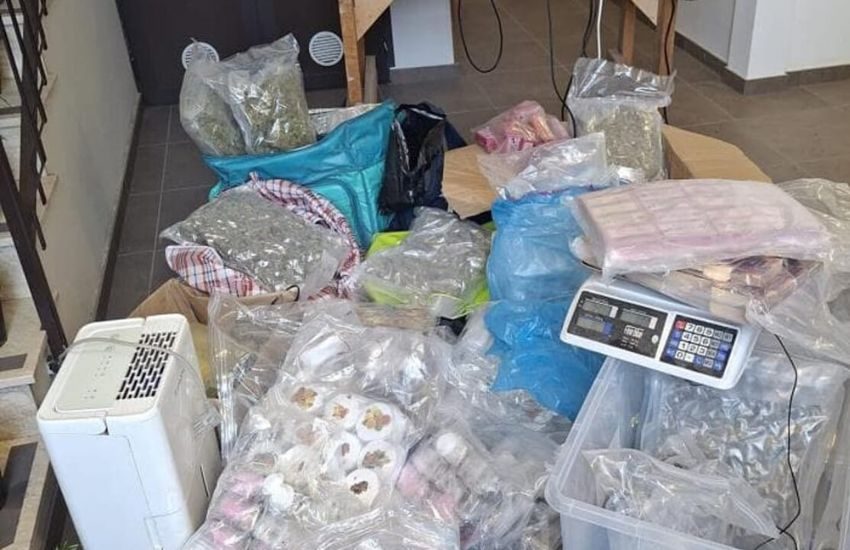 nicolosi scoperta una serra della droga in una villa sequestrati 100 chili di stupefacenti tre arresti da Dayitalianews.com nicolosi scoperta una serra della droga in una villa sequestrati 100 chili di stupefacenti tre arresti