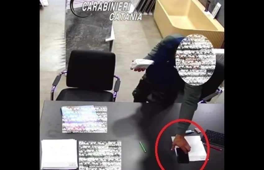 catania ruba il cellulare a un dipendente di un negozio 40enne denunciato dai carabinieri da Dayitalianews.com catania ruba il cellulare a un dipendente di un negozio 40enne denunciato dai carabinieri
