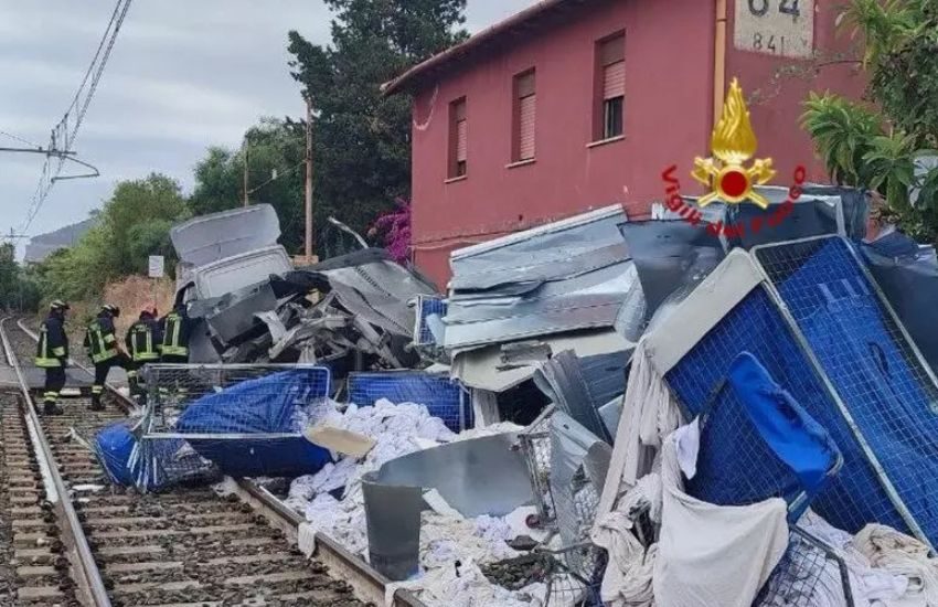 cefal249 treno merci si scontra con un autocarro traffico ferroviario sospeso sulla linea messina palermo da Dayitalianews.com cefal249 treno merci si scontra con un autocarro traffico ferroviario sospeso sulla linea messina palermo