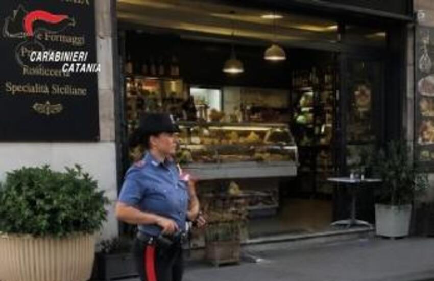 Aci Catena, tenta di rapinare una gastronomia ma rimane ferito: denunciato 29enne