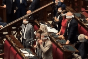 Camera, stop all’acquisizione delle chat di Delmastro: scontro durissimo in Aula e polemiche sulle parole di Bignami