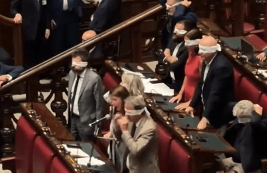Camera, stop all’acquisizione delle chat di Delmastro: scontro durissimo in Aula e polemiche sulle parole di Bignami