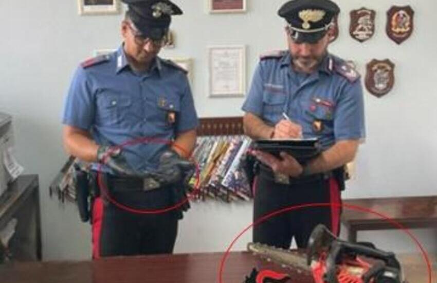 Mirabella Imbaccari, minaccia i residenti con una motosega e pronuncia insulti razzisti: nei guai 31enne