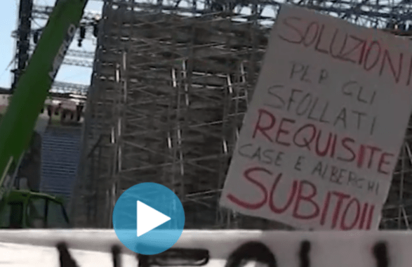 Campi Flegrei, la protesta degli sfollati davanti alla Prefettura: “Rivogliamo le nostre case”