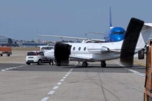 Milano Linate, auto si schianta contro un jet privato: paura nello scalo