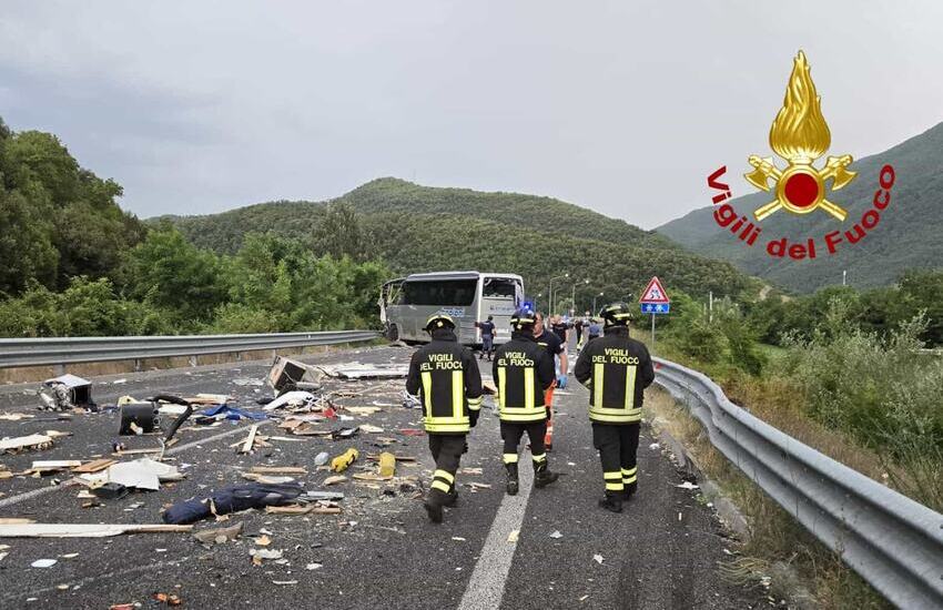 Tragedia sulla Terni-Rieti: 6 vittime e 34 feriti nel drammatico scontro tra autobus e camper