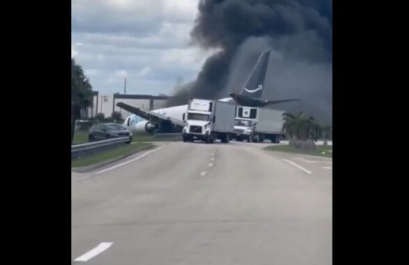 Incidente all’aeroporto di Miami: aereo cargo di Amazon va fuori pista e finisce in strada, cinque vittime