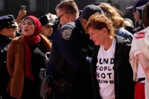Susan Sarandon arrestata a New York durante la protesta contro Netanyahu all’Onu