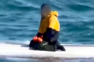 Alaska, ragazzino di 15 anni sopravvive tre giorni in mare aggrappato alla barca capovolta: il fratello e il cugino sono morti