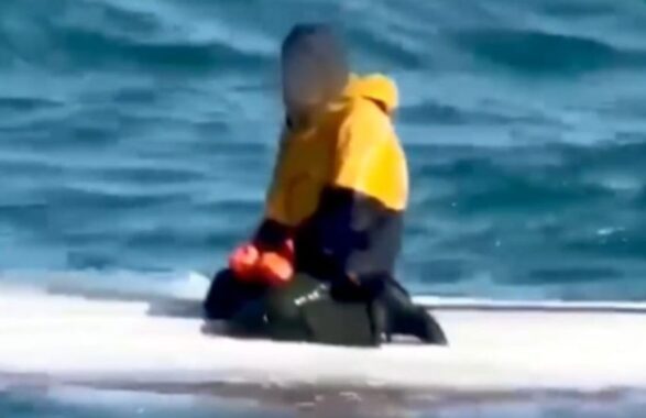 Alaska, ragazzino di 15 anni sopravvive tre giorni in mare aggrappato alla barca capovolta: il fratello e il cugino sono morti