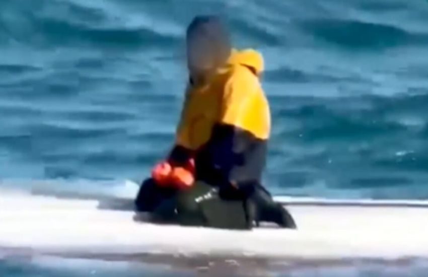 alaska ragazzino di 15 anni sopravvive tre giorni in mare aggrappato alla barca capovolta il fratello e il cugino sono morti da Dayitalianews.com alaska ragazzino di 15 anni sopravvive tre giorni in mare aggrappato alla barca capovolta il fratello e il cugino sono morti
