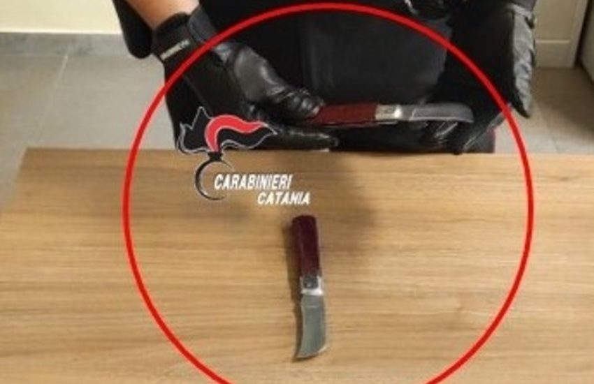 maletto trovato con due coltelli nascosti nell8217auto denunciato un 62enne da Dayitalianews.com maletto trovato con due coltelli nascosti nell8217auto denunciato un 62enne