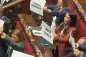 Riforma elettorale, caos alla Camera: l’opposizione protesta “Legge Truffa”