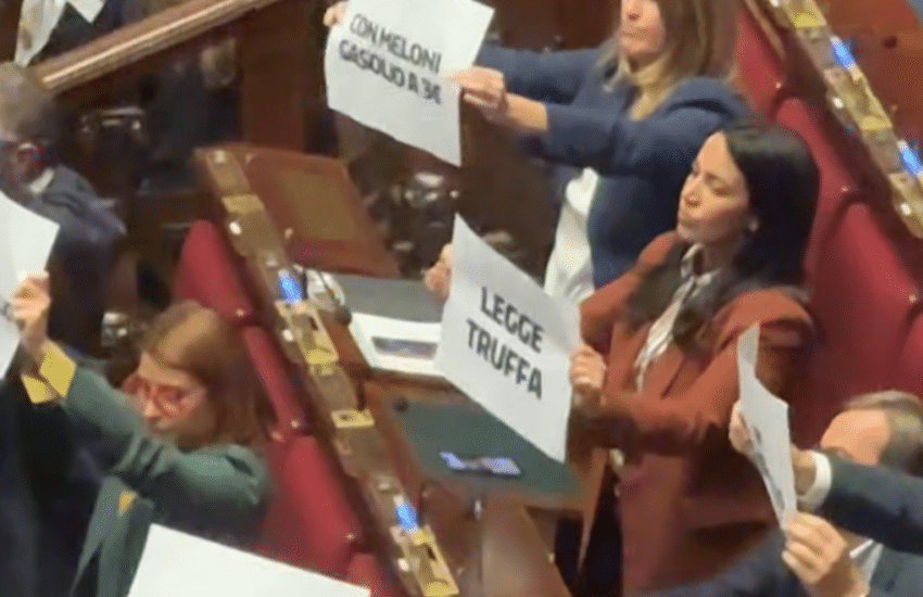 riforma elettorale caos alla camera l8217opposizione protesta legge truffa da Dayitalianews.com riforma elettorale caos alla camera l8217opposizione protesta legge truffa