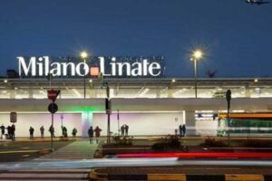 Orologi di lusso e carte da collezione nei bagagli: maxi sequestro all’aeroporto di Linate