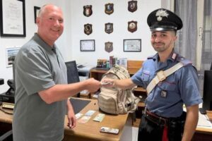 Santa Marinella, ritrovato uno zaino con oltre 2mila dollari: restituito a un turista americano