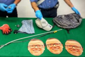 Fu arrestato con le maschere di Gigi D’Alessio nello zaino: un anno dopo sorpreso a spacciare, prende a pugni i carabinieri