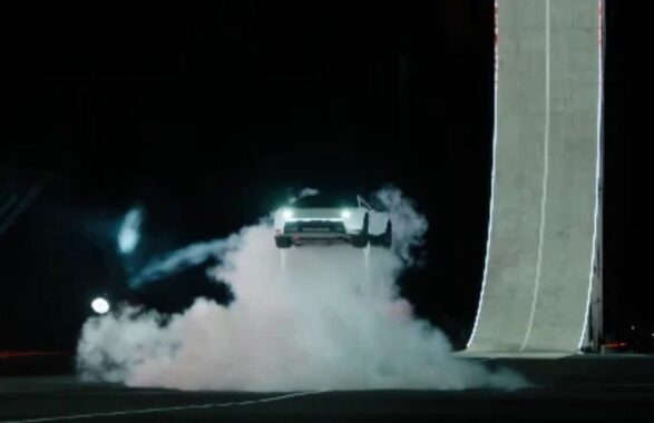Tesla Roadster, l’auto elettrica che vola: Musk presenta la supercar con tecnologia SpaceX